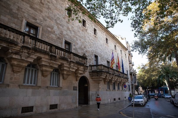 Ein deutscher Urlauber ist vom Landgericht in Palma auf Mallorca vom Vorwurf des versuchten Polizistenmordes freigesprochen worden. Er erhielt eine zweijährige Bewährungsstrafe wegen Körperverletzung und Widerstands gegen die Staatsgewalt. (Archivbild) - © Clara Margais/dpa