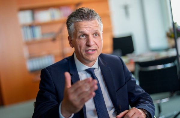 Kanzleramtschef Frei kann sich nur schwer vorstellen, dass Freiwilligkeit reicht, um die Bundeswehr ausreichend zu vergrößern. - © Michael Kappeler/dpa