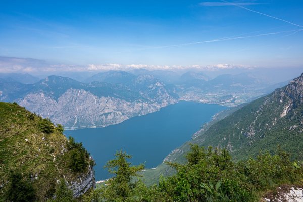 Die Strecke rund um den Gardasee in Oberitalien ist bei Radfahrern beliebt. (Archivbild) - © Daniel Reinhardt/dpa
