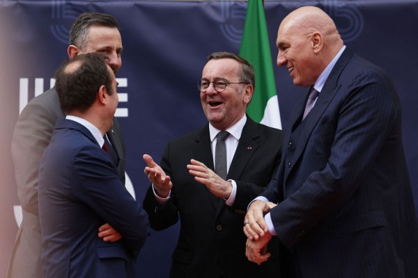 Italiens Verteidigungsminister Guido Crosetto (rechts) bei einem Treffen mit Verteidigungsminister Boris Pistorius (Mitte). (Foto: Archiv) - © Thibaud Moritz/AFP/dpa