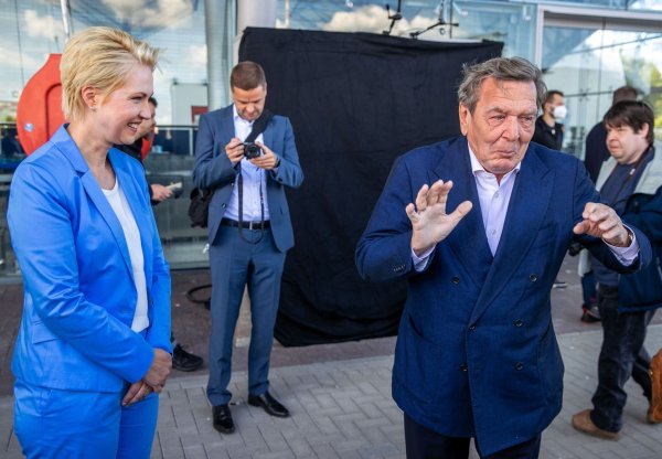 Der Landtagsausschuss zur Klimastiftung MV beharrt darauf, dass der frühere Bundeskanzler Gerhard Schröder (SPD) persönlich vor dem Gremium aussagt. (Archivbild) - © Jens Büttner/dpa-Zentralbild/dpa