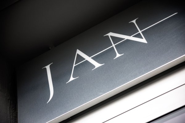 Schriftzug vom Restaurant «Jan» in München. (Archivbild) - © Matthias Balk/dpa