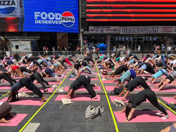 Trotz Hitzewelle versammeln sich Hunderte für Yoga auf dem Times Square. - © Christina Horsten/dpa