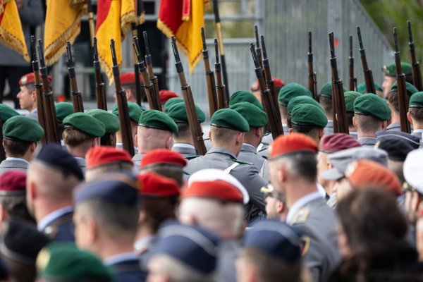 Kann die Vergrößerung der Bundeswehr auf bis zu 240.000 Soldaten auf Basis der Freiwilligkeit erreicht werden? (Archivbild) - © Hannes P Albert/dpa