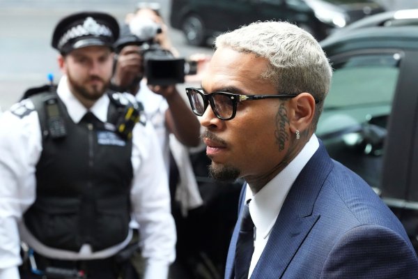 Der US-Sänger Chris Brown plädiert auf nicht schuldig. - © Frank Augstein/AP/dpa