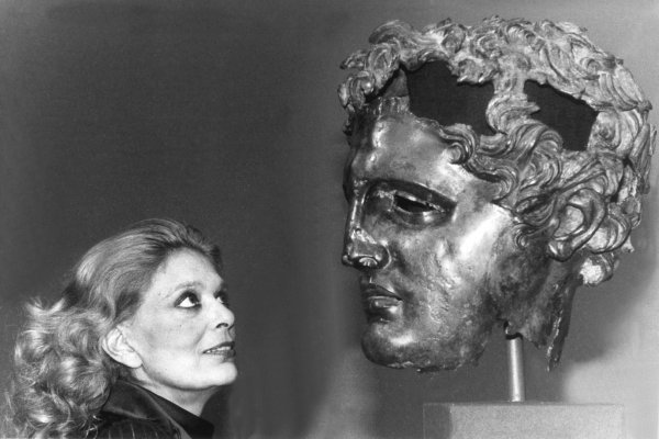 Die griechische Schauspielerin, Sängerin und damalige Kulturministerin Melina Mercouri 1982 im Metropolitan Museum of Art in New York. - © UPI/dpa