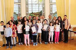 Das Foto zeigt einen Gro&szlig;teil der Finalisten des t&uuml;rkisch-deutschen Vorlesewettbewerbs zusammen mit der Jury und den Ehreng&auml;sten aus Ordu. - &copy; Foto: privat