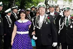 Claudia Boctor und R&uuml;diger K&ouml;nig gehen mit dem Hofstaat die Reihen der Sch&uuml;tzen ab. - &copy; Foto: Gocke