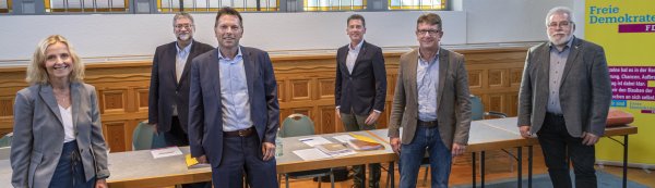 Diestellvertretende FDP-Vorsitzende PetraWißbrock, FraktionsvorsitzenderThomasTrappmann,Bürgermeisterkandidat FrankHilker(SPD), Schatzmeister Dr. Elmar Thyzel (FDP), Bürgermeisterkandidat Jörg Thelaner (CDU) und der FDP-Vorsitzende Ulrich Bartnick.  - © FDP