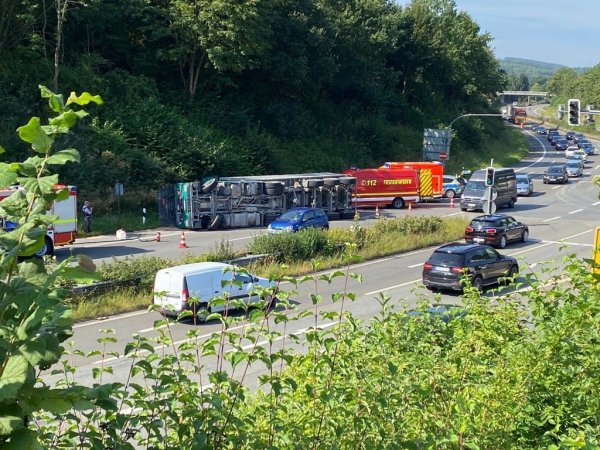 Der Sattelzug muss aufwendig geborgen werden. - © Freitag-TV