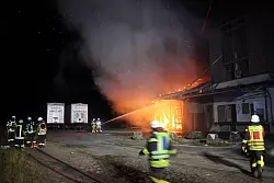 Die Lagerhalle in der Bad Salzufler Ladestra&szlig;e steht am Mittwochmorgen in Flammen. Die Feuerwehr Bad Salzuflen ist mit vielen Kr&auml;ften vor Ort und kann ein &Uuml;bergreifen auf angrenzende Geb&auml;udeteile verhindern. Foto: Daniel Hobein / Feuerwehr Bad Salzuflen - &copy; Feuerwehr Bad Salzuflen/Daniel Hobein