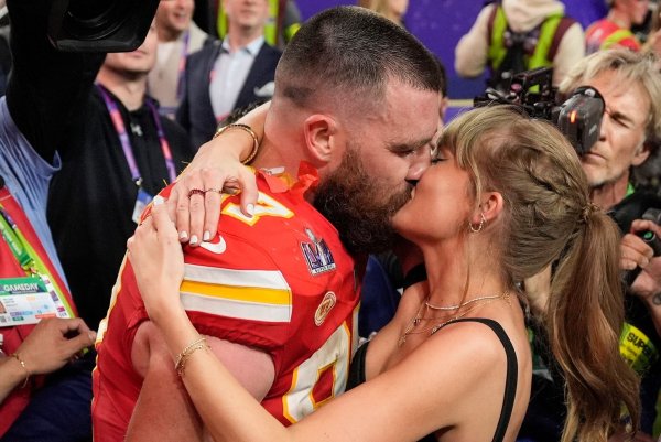 Taylor Swift und Travis Kelce sind mittlerweile rund ein Jahr ein Paar. (Archivfoto) - © John Locher/AP/dpa