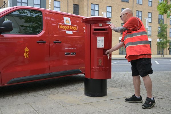 Bisher ziert das Monogramm von Charles\\\' Mutter die Briefkästen. Das ändert sich nun. - © Royal Mail/PA Media/dpa