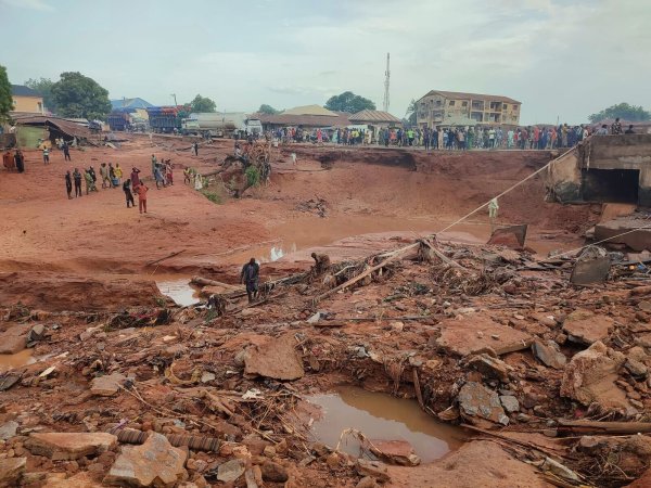 Große Zerstörungen durch eine Unwetterflut im nigerianischen Mokwa. - © Chenemi Bamaiyi/AP/dpa