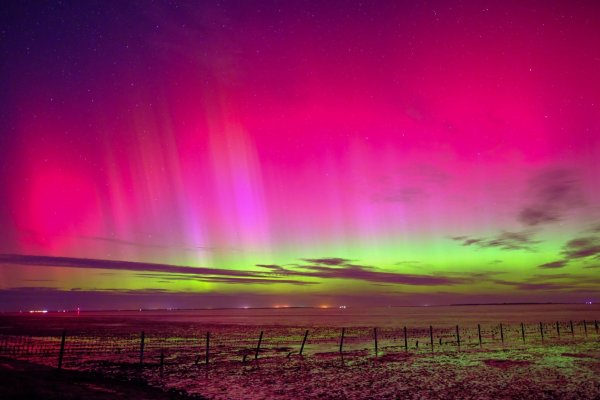 Polarlichter könnten auch in der Nacht zum Montag zu sehen sein. (Archivbild) - © Markus Hibbeler/dpa