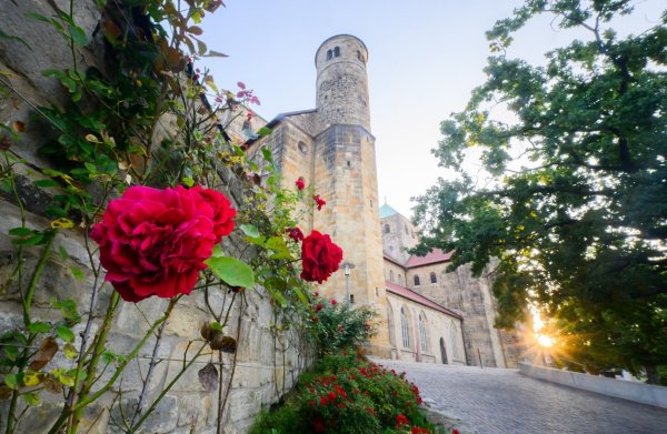 Die St. Michaeliskirche gehört zum Unesco-Weltkulturerbe in Hildesheim. (Archivbild) - © Julian Stratenschulte/dpa