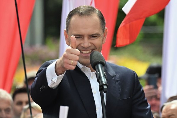 Der parteilose Historiker Karol Nawrocki geht als Kandidat für die nationalkonservative PiS in die Stichwahl um Polens Präsidentschaft. (Archivbild) - © Piotr Polak/PAP/dpa