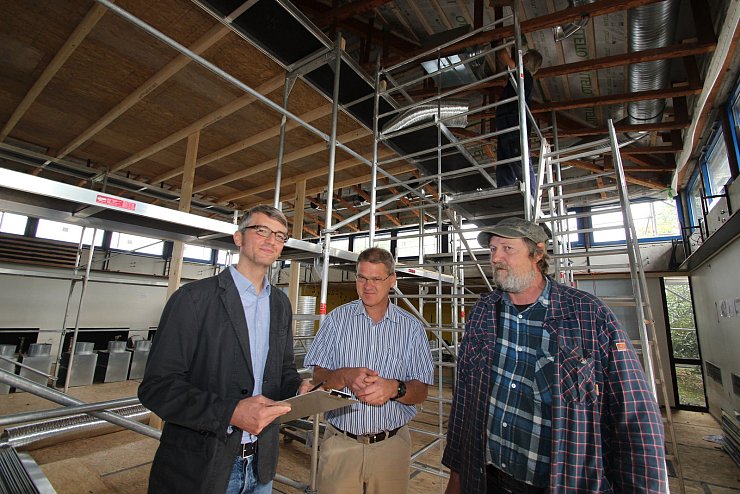In der Aula: (von links) Justus Stücken (Ingenieurbüro Adriaans), Andreas Bradler (Fachgebietsleiter Bauen der Gemeinde Extertal) und Schulhausmeister Peter Rabe. - © Jens Rademacher