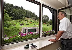 Steht allen Spazierg&auml;ngern offen: Von seinem Haus aus hat Klaus Hedenkamp einen sch&ouml;nen &Uuml;berblick &uuml;ber die au&szlig;ergew&ouml;hnliche Gr&uuml;nfl&auml;che auf seinem Grundst&uuml;ck in Kohlst&auml;dt. - &copy; Foto: Preuss