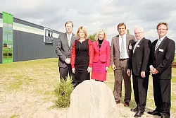 Die Remko-Gesch&auml;ftsf&uuml;hrung mit Stephan Schl&uuml;ter, Tanja Schalowski, Stefanie Klaas, B&uuml;rgermeister Christian Liebrecht, Gesch&auml;ftsf&uuml;hrer Hans-Dieter Remming und Tony Kratzel (von links) vor dem Ersatzteillager. - &copy; Foto: Becker