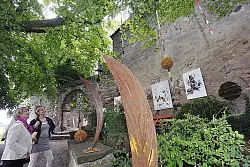 Bilder und Objekte an der Kunstmauer - © Foto: krull