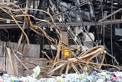 Die Stahlträger der Lagerhalle des Entsorgungsunternehmens nach dem Brand. - © Foto: Engelhardt