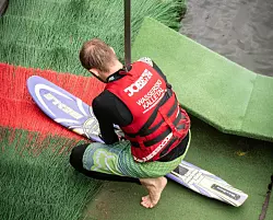 Maurice Arndt versucht sich im Wasserski. - &copy; Alina Meier