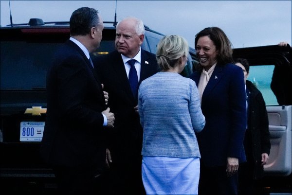 Die demokratische Präsidentschaftskandidatin Harris und ihre Vize Tim Walz sind mit Volldampf in den Wahlkampf gestartet. - © Matt Rourke/AP