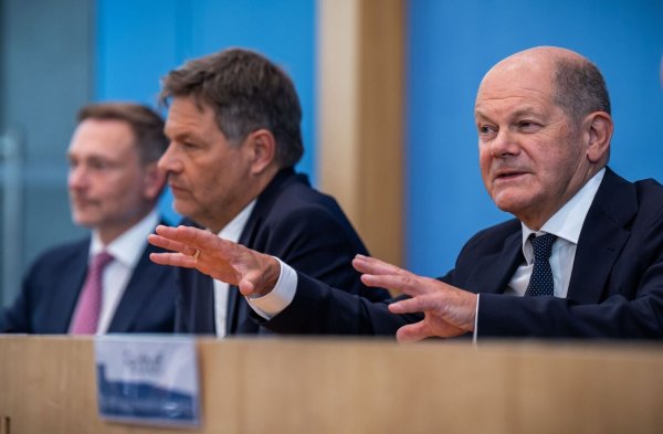 Die Wogen glätten, das scheint für die Koalitionsspitzen Scholz, Lindner und Habeck das Motto der Stunde. (Archivbild) - © Michael Kappeler/dpa