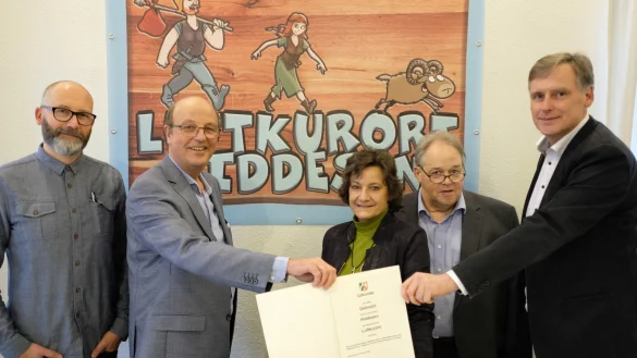 Durchatmen f&uuml;r Hiddesen: (von links) Zeichner Andr&eacute; Sedlaczek, B&uuml;rgermeister Rainer Heller, Marion Schostag-Grondorf, Ortsb&uuml;rgermeister Wilfried Mellies, Heimatvereins-Vorsitzender Cord Br&uuml;ning mit der Urkunde vor dem neuen Logo. - &copy; Sven Koch