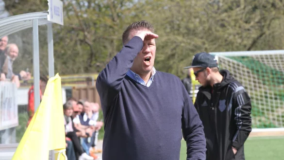 Klare Ansagen von der Seitenlinie: Andre Köller, Trainer des RSV Barntrup - © Sebastian Lucas