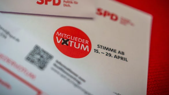 Die SPD-Mitglieder stimmen in diesen Tagen über den Koalitionsvertrag ab – jetzt regt sich Widerstand. - © Michael Kappeler/dpa