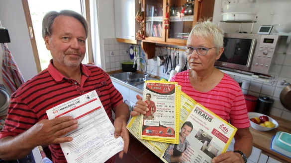 Ver&auml;rgert: Als ihr K&uuml;chenabfluss verstopft war, lie&szlig;en sich Dietrich K&ouml;lsch und Ingrid Niehaus von der schicken Anzeige in den gelben Seiten locken. Dass die Rechnung auf eine ganz andere Firma lautet ist angesichts ihrer H&ouml;he noch das kleinste Problem. - &copy; Bernhard Preu&szlig;