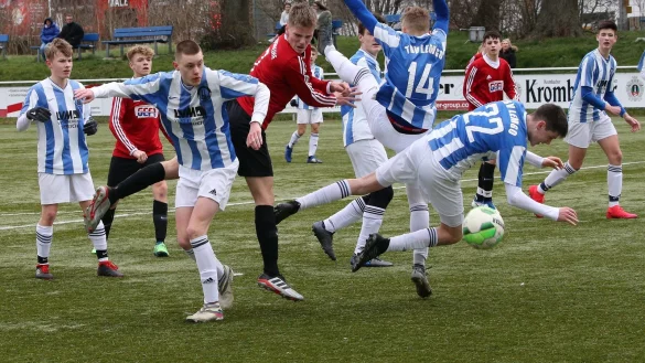 Viel Bewegung im Strafraum: Unser Bild zeigt im Vordergrund von links Lemgos B-Jugendlichen Julian W&uuml;ltner, Lipperreihes Maurice Noack sowie die TBV-Akteure Leonard Hohner (Nr. 14) und Alex Krist (Nr. 22).&nbsp; - &copy; Paul Cohen(LZ)