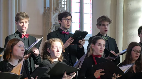 Der Kammerchor "Velo Rejoice" unter Leitung von Julian Weller interpretiert in St. Marien Passionsmusik auf höchstem Niveau. - © Thomas Krügler