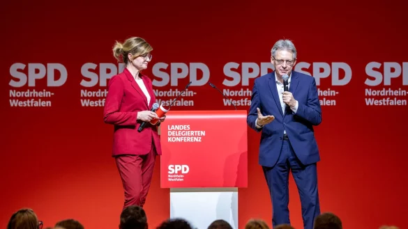Die zwei SPD-Landeschefs Sarah Philipp und Achim Post haben die Delegiertenkonferenz in Essen eröffnet. - © Thomas Banneyer/dpa