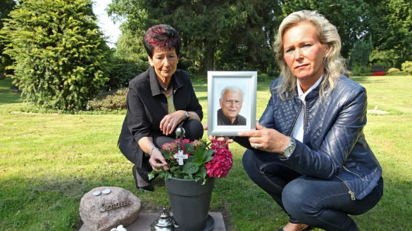 Marianne Schaak und ihre Tochter Sonja besuchen das Grab ihres Mannes/Vaters Werner Schaak. - © Bernhard Preuss