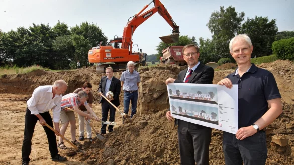 Spatenstich f&uuml;rs neue Wohnheim: (von links) Wolfgang Schriegel, Ortsb&uuml;rgermeister aus Heidenoldendorf, Heimbeirats-Mitglied Marion Menk, die Gesch&auml;ftsf&uuml;hrerin des Lippischen Blinden- und Sehbehindertenvereins Angelika Bicker, der Landtagsabgeordnete Dennis Maelzer, Bauunternehmer Johannes Sch&ouml;nhoff, Projektleiter Stefan Klose und Architekt Stefan Brand legen sich f&uuml;r das Millionenprojekt am Kiefernweg ins Zeug. - &copy; Bernhard Preuss