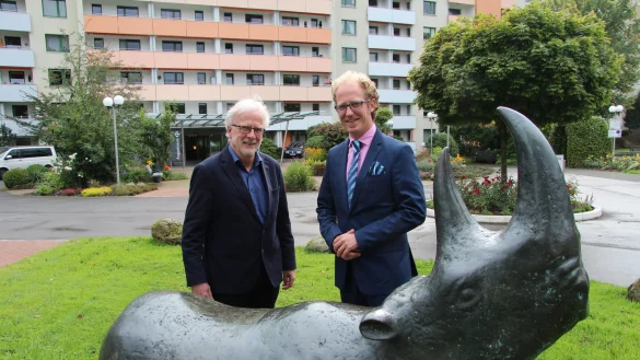 Mit dem Wappentier: Seelsorger Christoph Pompe (links) und Direktor Konstantin Bach. - © Jana Beckmann