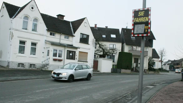 Zeigt Autofahrern die gefahrene Geschwindigkeit an: eines von zwei in der Barntruper Hagenstraße installierten Dialog-Displays.  - © Sylvia Frevert