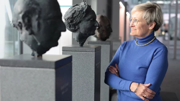 Aug' in Auge mit der Grande Dame in der Galerie prägender Köpfe Phoenic Contact: Angela Josephs hat die 2015 verstorbene Gesellschafterin und Prokuristin Ursula Lampmann sehr geschätzt. Nun hat sie selbst Abschied vom Unternehmen genommen. - © André Köller