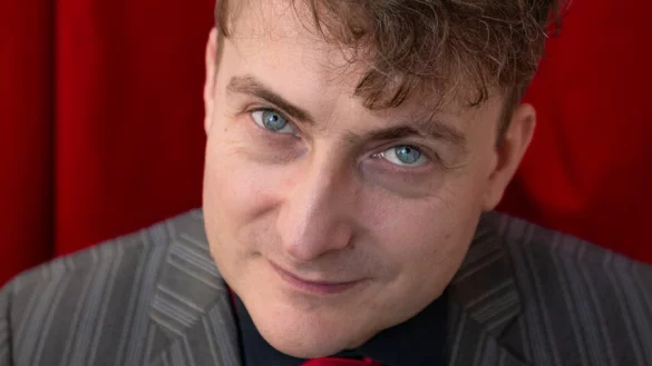 Sebastian Kr&auml;mer l&auml;dt zur Lesung mit Chansons. - &copy; Karla-Raveh-Gesamtschule