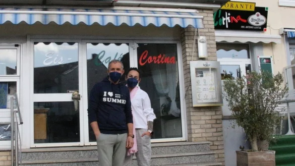 Antonio und Catrin Gentile stehen vor ihrem Restaurant in Leopoldsh&ouml;he. Beide sind &uuml;ber das Urteil erleichtert. - &copy; Freya K&ouml;hring