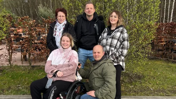 Kim-Tara Fleischer ist nach einem Arbeitsunfall querschnittsgelähmt. Sie kann sich jedoch inzwischen in einem Rollstuhl fortbewegen. Ihren Geburtstag feierte die 23-Jährige am 7. April mit Mutter Kirsten (v. l.), Bruder Jarmo, Schwester Vanessa und Vater Andreas. - © Privat