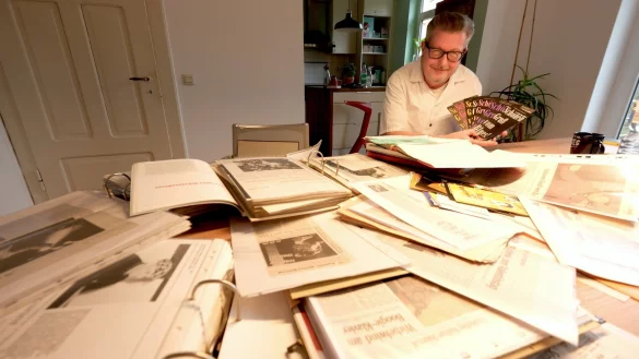 Jede Menge Unterlagen aus den vergangenen Jahren - die Organisation der Blues-Reihe macht Dieter Kropp seit je, und wie man sieht: Das macht Arbeit. - © Sven Koch
