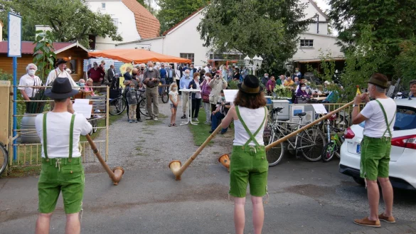 Buntes Treiben bei der Er&ouml;ffnung des Repair-Caf&eacute;s. Ein Alphorn-Trio mit Musikern des Detmolder Landestheaters umrahmt die feierliche Einweihung. Helmut Behnisch steht vorne links am Schild. - &copy; Thomas Kr&uuml;gler