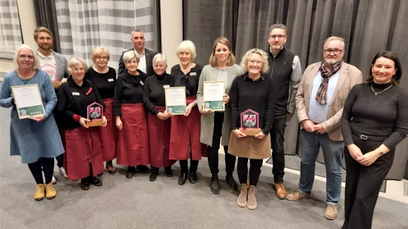 Große Freude bei der Preisverleihung: Die Realschule Aspe, das Café am Kirchplatz in Schötmar und der Kulturring Wüsten erhielten Urkunden von Bürgermeister Dirk Tolkemitt (hinten, 2.von links) und Franziska Hildebrand (rechts, Stadt Bad Salzuflen). - © Stadt Bad Salzuflen