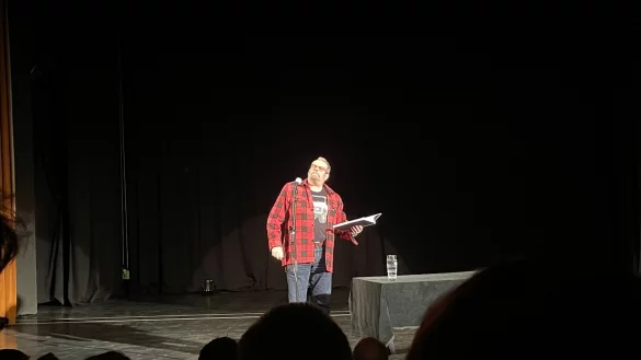 Jochen Malmsheimer in seinem Element: Im Kurtheater zeigt der Kabarettist sein k&ouml;nnen. - &copy; Lea Prawit