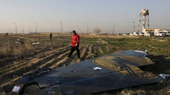 Flugzeug soll von Rakete getroffen worden sein - &copy; Foto: Ebrahim Noroozi/AP/dpa