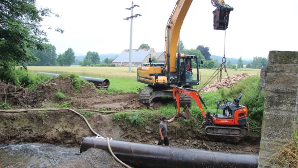 Die Arbeiten an der Bruchsteinmauer-Br&uuml;cke sind in den letzten Z&uuml;gen. Ein kleiner Bagger wird ins Bachbett gehievt, um kleine Steine zu entfernen. An deren Stelle r&uuml;cken gr&ouml;&szlig;ere, die verhindern sollen, dass das Fundament erneut Schaden nimmt. - &copy; Kirsten Fuhrmann(LZ)